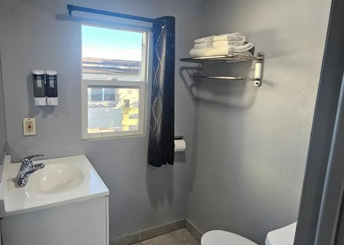 Motel Travelers 2*
